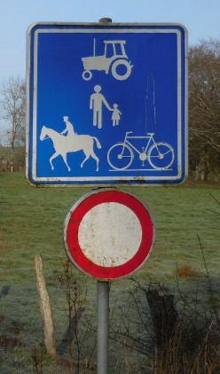 Bestand:Non-routable-agricultural-vehicle.png